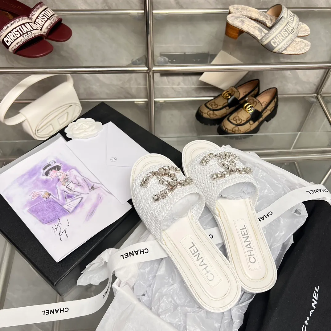 👟👟Ex-factory price 480👟👟 CHANEL woven handmade slippers are currently the most difficult slippers to make. They are all handmade. The diamonds are artificially put on one by one. Imported pure natural dense weaving! Super heavy duty! The quality is much better than the ones on the market, so it is not easily deformed and has a certain degree of flexibility to the touch, not that hard! It doesn’t feel stuffy when you wear it, and the breathability effect is really good! Size: 35-40. Genuine leather outsole. This product is relatively rare. Don’t hesitate to get it. I don’t know how many months it will last. Maybe it will be gone all of a sudden. This kind of shoes can’t be made for long. It’s too troublesome.